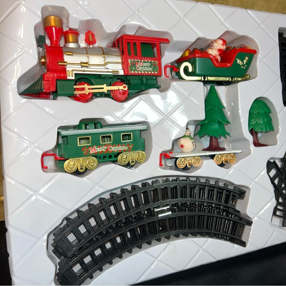 Arcady Merry Christmas 22 Pcs Train Set Head Light Musical Sounds NIB - Picture 4 of 8